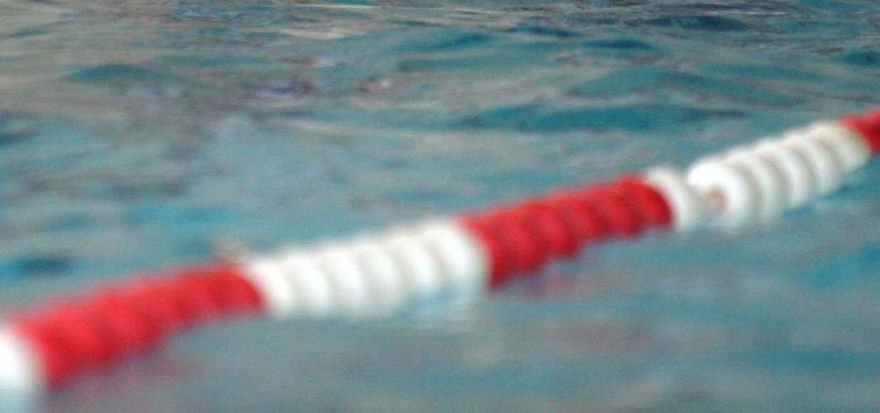 Vrouw dood aangetroffen op bodem van zwembad