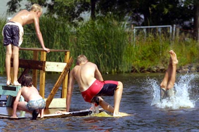 Foto van kinderen op vlot en zwemmen | Archief EHF