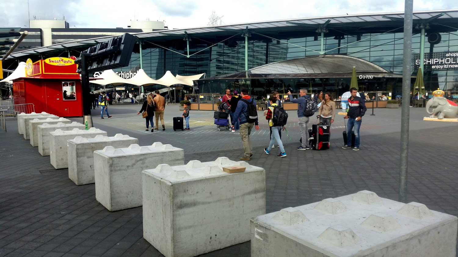 betonblokken-terreur-Schiphol