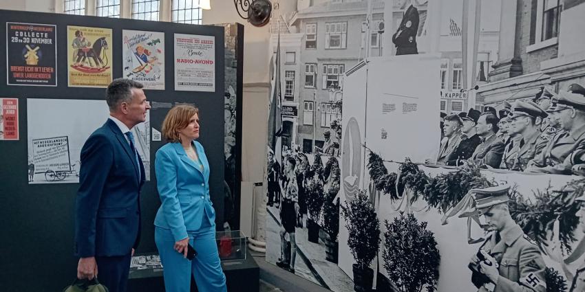Locoburgemeester Groningen geeft rondleiding tentoonstelling