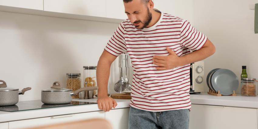 Man met pijn op de borst