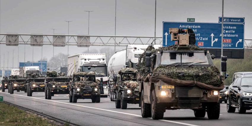 colonne-militairen-voertuigen-voorrang