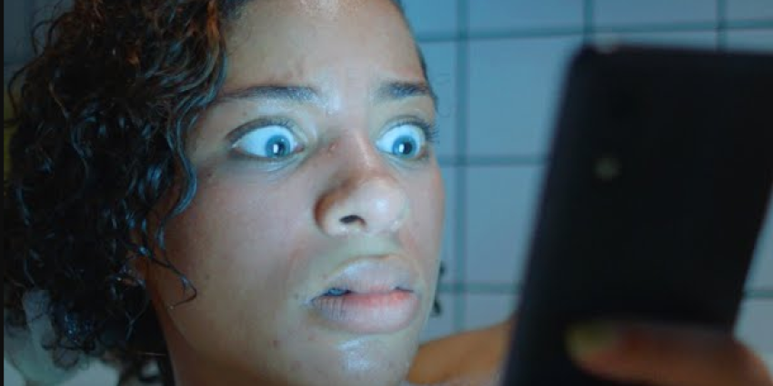 Vrouw zoekt op telefoon