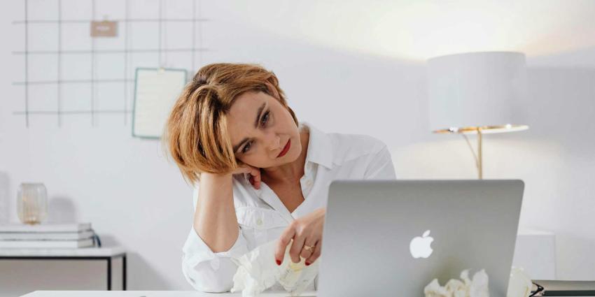 vermoeidheid-vrouw-laptop