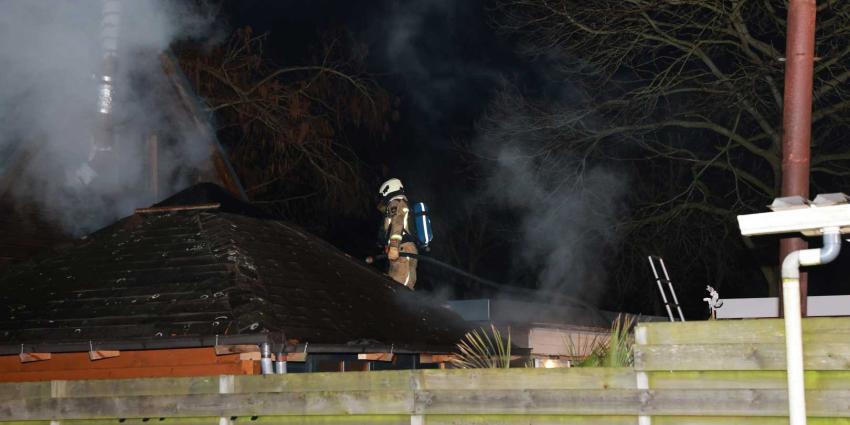 schuurbrand-brandweerman-blussen