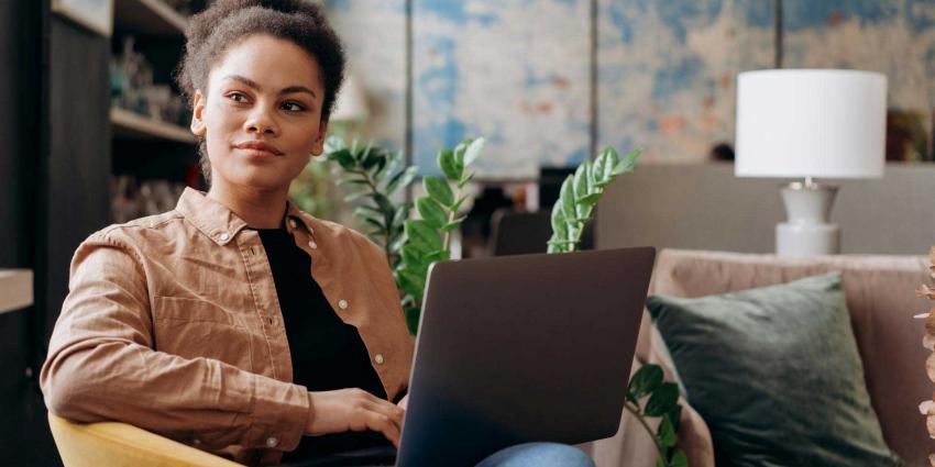 vrouw-laptop-thuis
