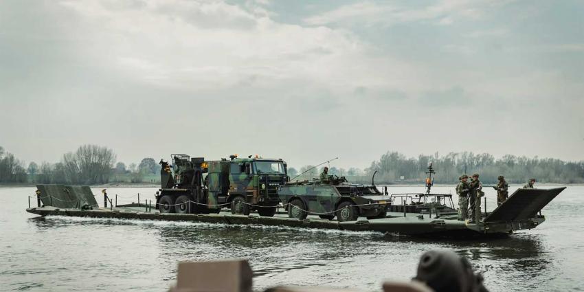 brugdelen-pontons-militairen-rivier