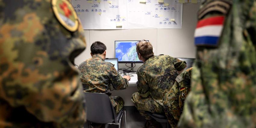 oefening-militairen-gewond-computer