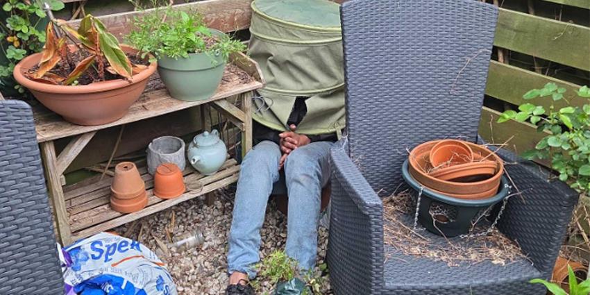 insluiper-verstopt-tuin-politie