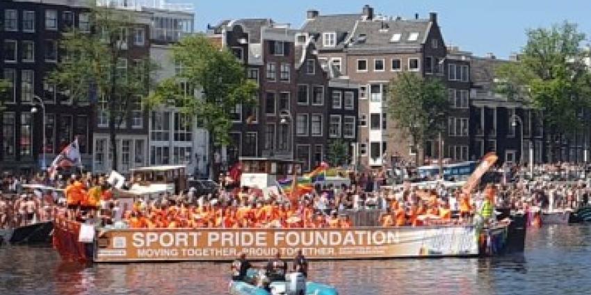 Gezellig druk tijdens de botenparade van de Pride