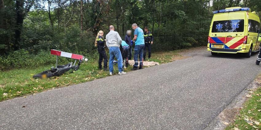 bromfietser-gewond-ambulance