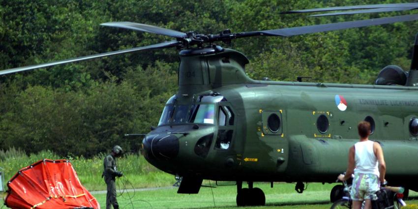 helikopter-chinook-piloot-fietser