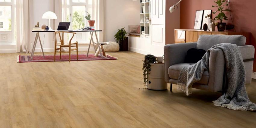 laminaat-woonkamer-bureau-stoel