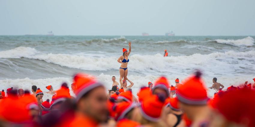 60.000 duikhelden het koude water in tijdens de 60e Nieuwjaarsduik