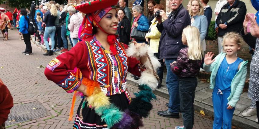 Dansgroepen uit de hele wereld trekken door Warffum