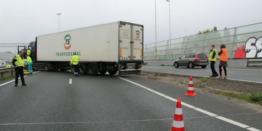 Geschaarde vrachtwagen blokkeert A20