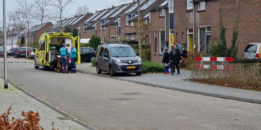 ambulancepersoneel ontfermt zich over slachtoffer