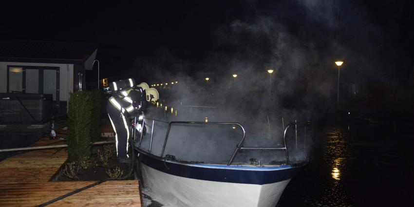 Foto van brand op plezierjacht