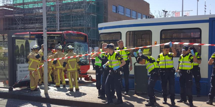 Bus botst op tram in Amsterdam
