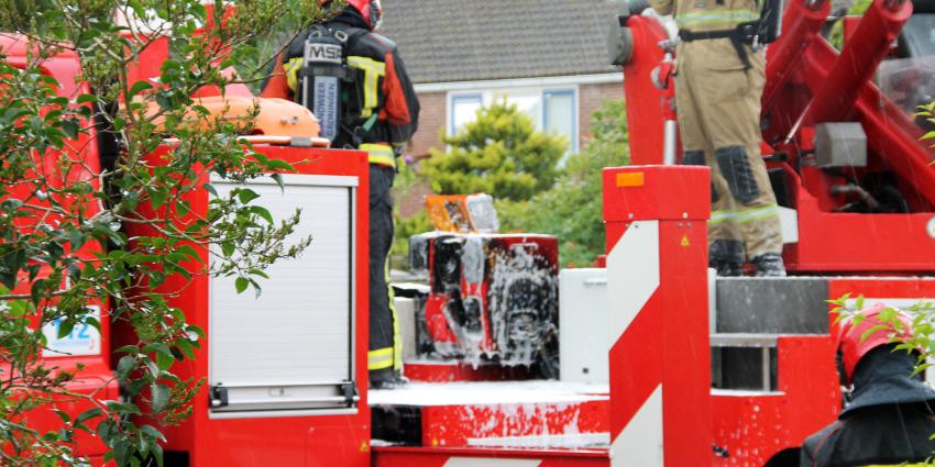 Hoogwerker brandweer Delfzijl vliegt in brand