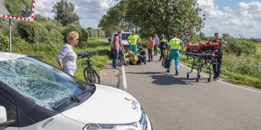 Wierenner geschept door auto in Schiedam