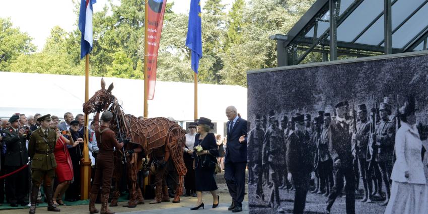 Prinses Beatrix opent paviljoen 'Nederland en de Eerste Wereldoorlog'