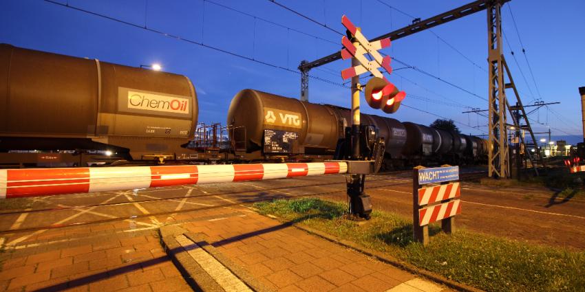 Trein muurvast op overweg