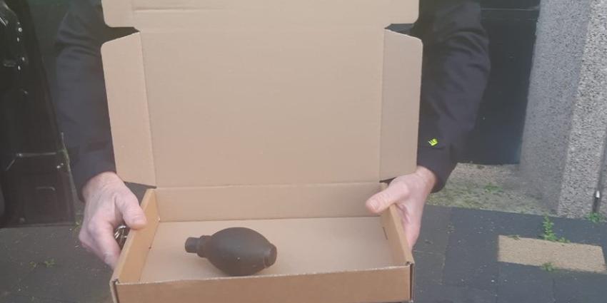 Agent met verdacht pakket