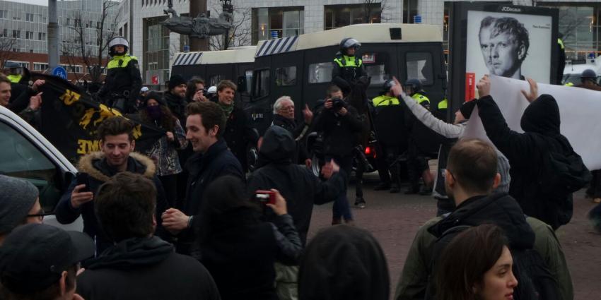 Grimmige sfeer bij demonstraties Amsterdam