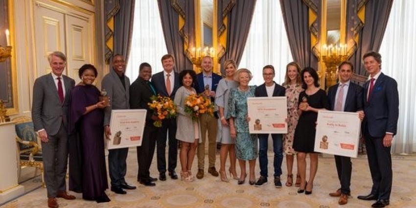 Koningin reikt Appeltjes van Oranje uit aan drie jonge winnaars