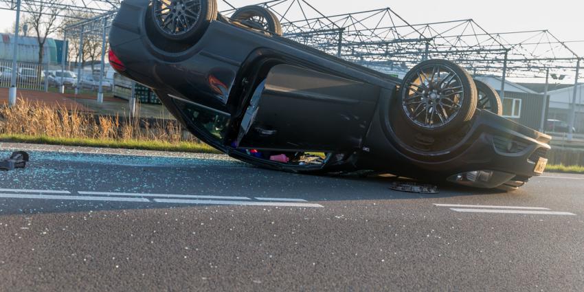 Auto op de kop op de Rijksweg