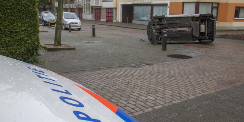 Bestuurder vlucht na kantelen auto