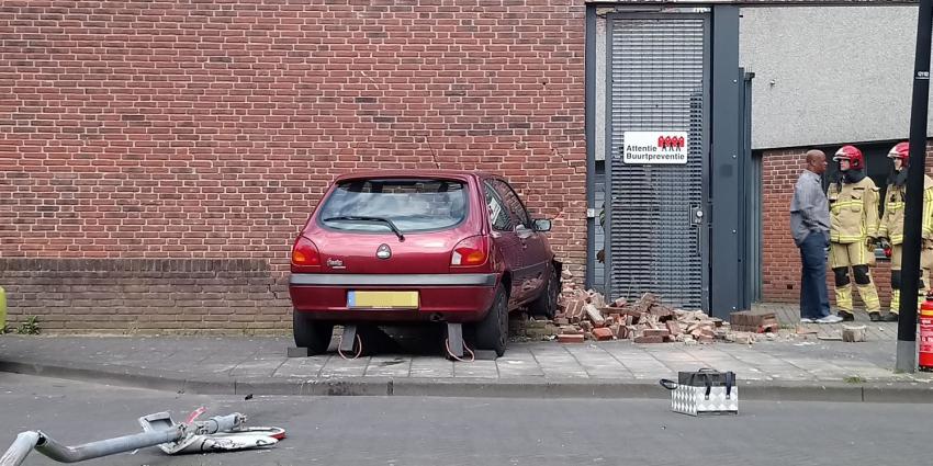 Auto rijdt tegen woning in Amsterdam