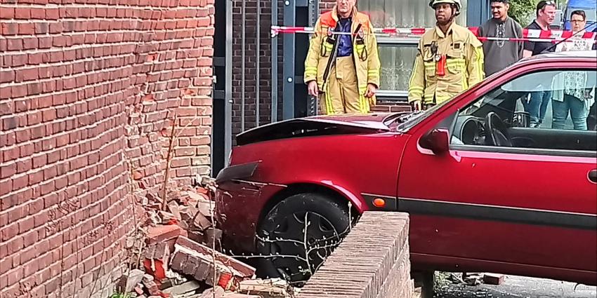 Auto rijdt tegen woning in Amsterdam