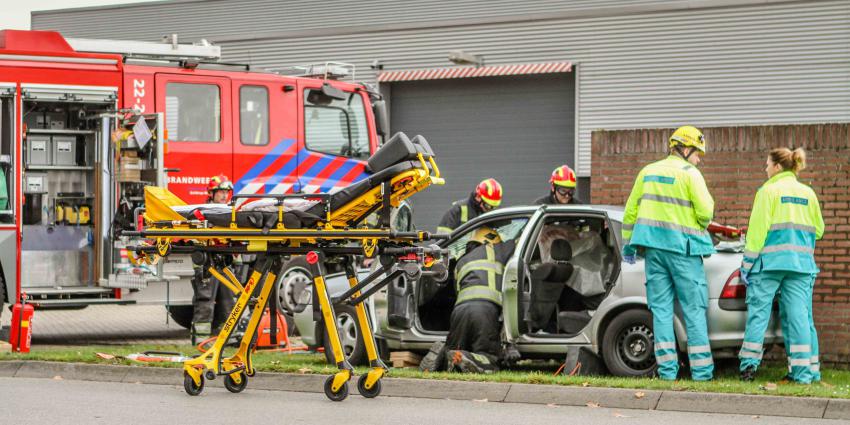 Auto vliegt uit de bocht in Geldrop