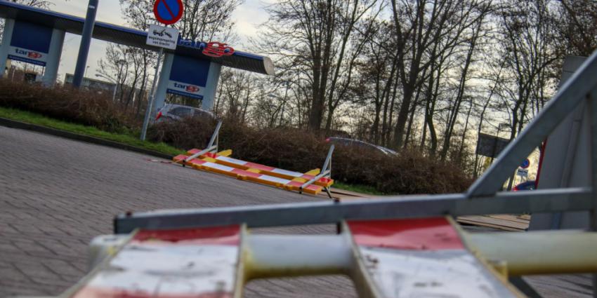 Harde wind blaast wegafzetting om