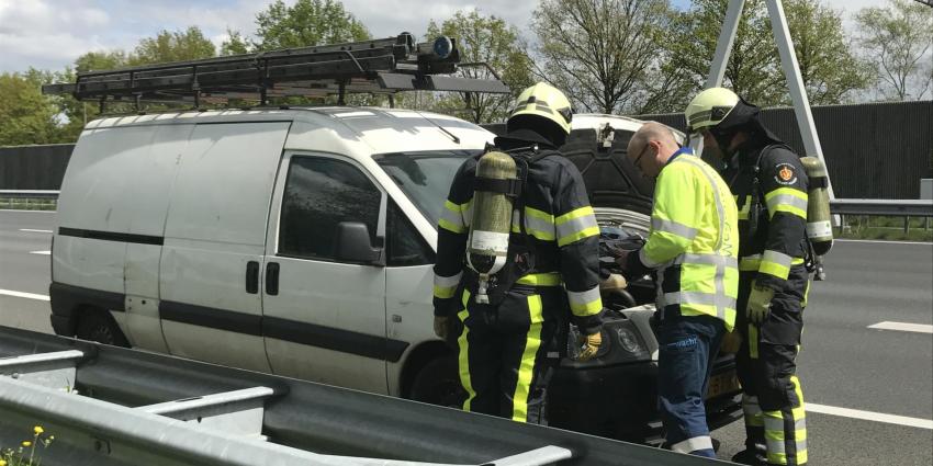 Autobrand op snelweg blijkt bestelbus met warmgelopen motor