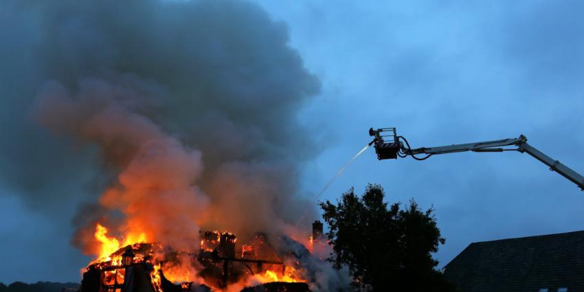 Woonboerderij verwoest door brand