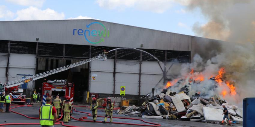 Foto van brand bij recyclebedrijf