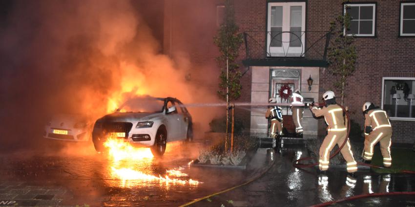 Auto's in brand voor woning René Karst