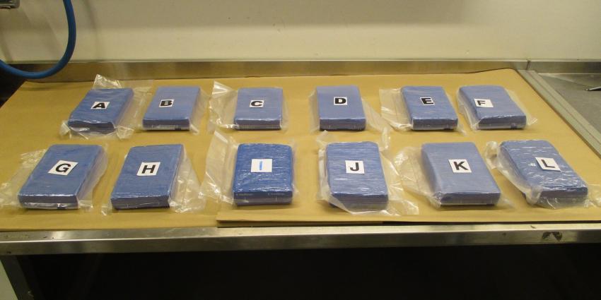 Marechaussee onderschept 12 kilo cocaïne in bagagekelder Schiphol