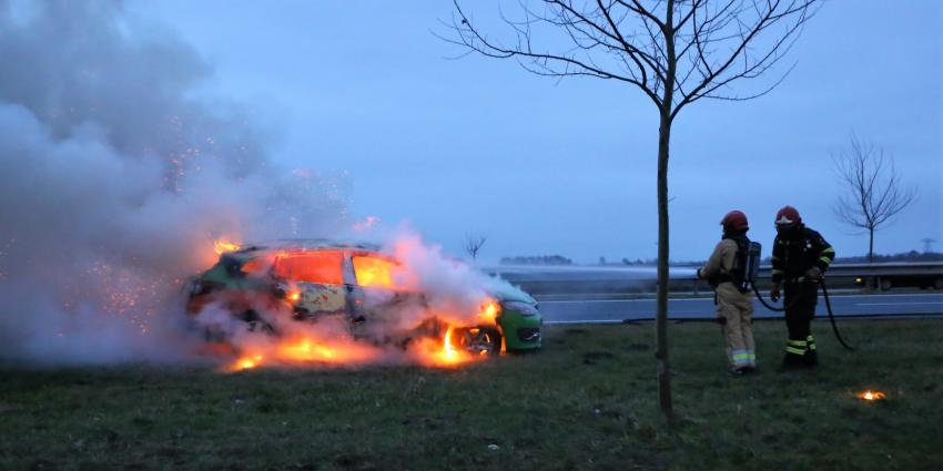 Auto uitgebrand op N33