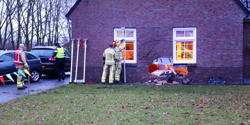 Baby en vader gewond nadat auto gevel van woning ramt