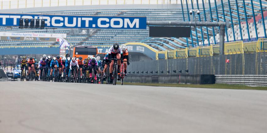 Wielrenners op het TT Circuit