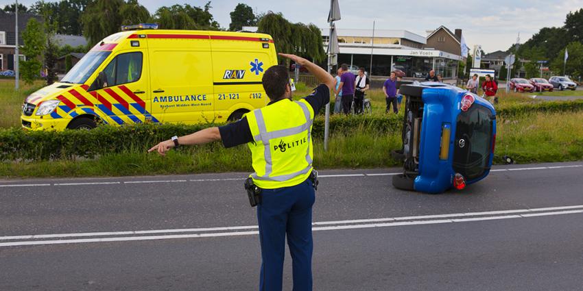 Foto van auto op zijn kant in Nijnsel | Persburo Sander van Gils | www.persburausandervangils.nl