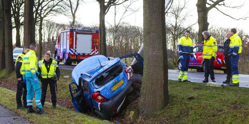  Vrouw botst met auto tegen lantaarnpalen en boom