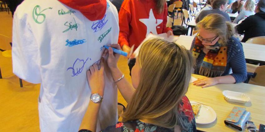 Foto van handtekeningen op labjas