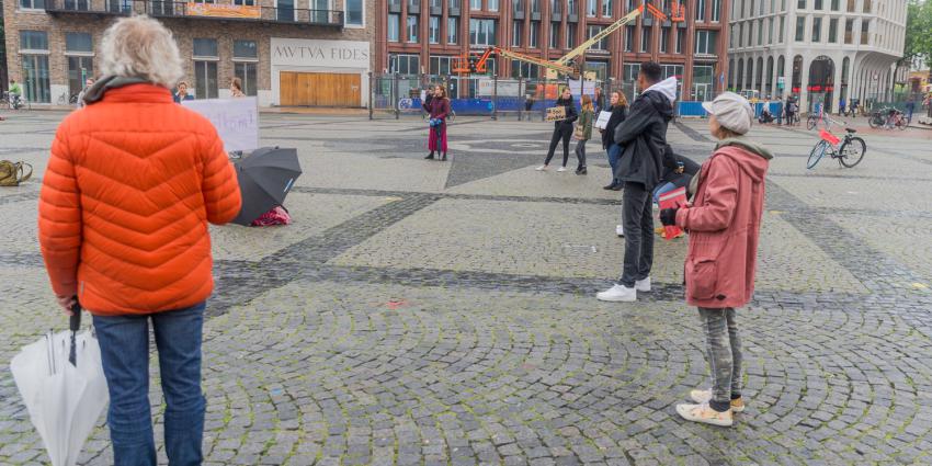 Demonstranten op Grote Markt voor kinderen op Lesbos