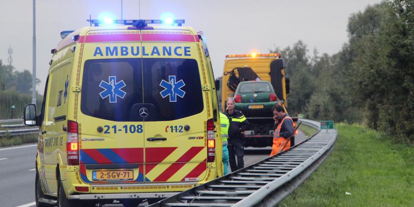 Beschadigde auto op bergingsvoertuig