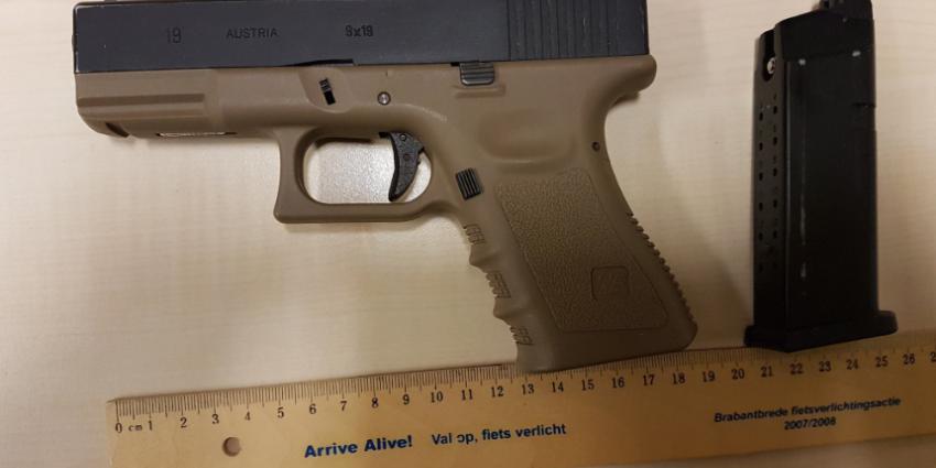 Politie vindt wapens en lachgaspatronen in auto